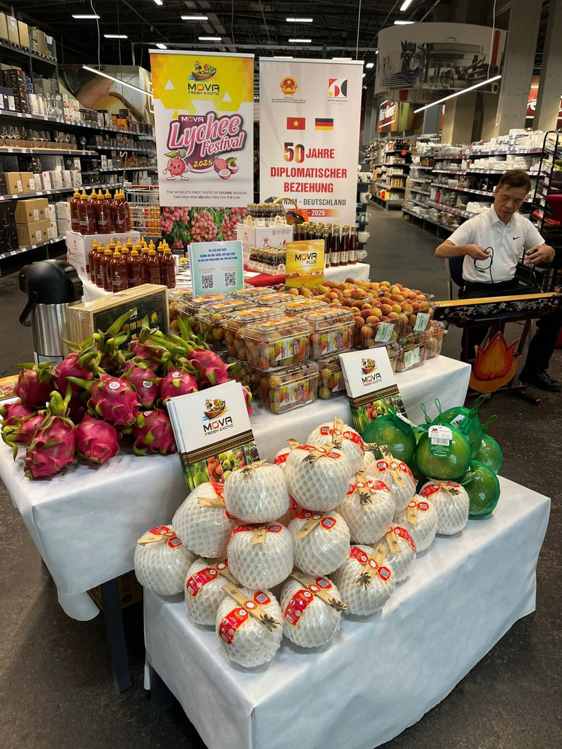 Vietnamese agricultural products are promoted in Germany. The Vietnam Trade Office in Germany, in coordination with the Selgros wholesale supermarket system, organise "Vietnamese Goods Day" in Berlin, Germany on June 17. (Photo: moit.gov.vn)