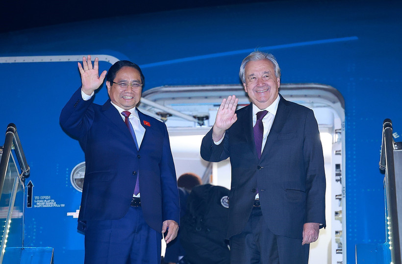 Prime Minister Pham Minh Chinh (L) and United Nations Secretary-General Antonio Guterres on October 25 evening board the same aircraft bound for Kuala Lumpur, Malaysia, to attend the 47th ASEAN Summit and related meetings. (Photo: VNA)