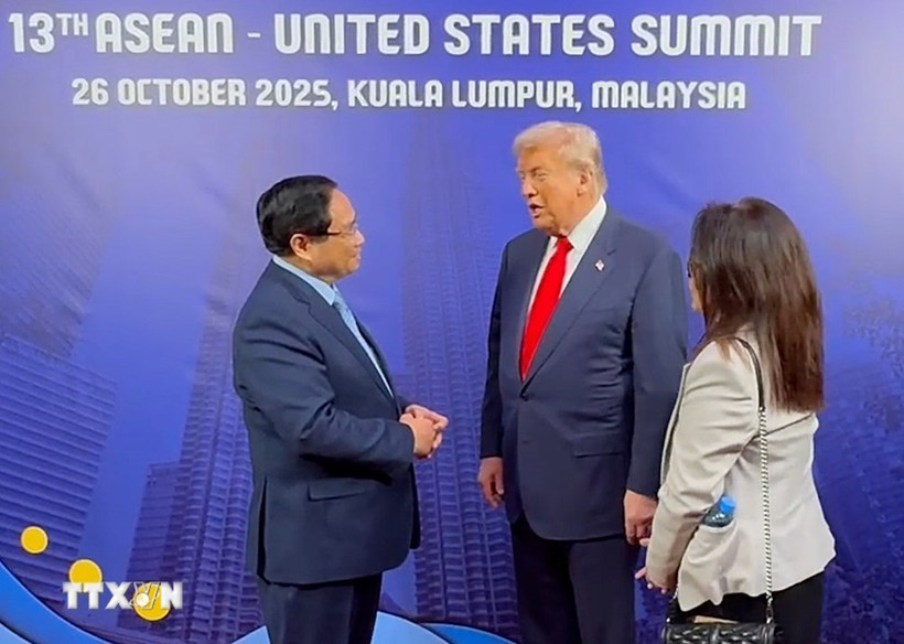 Prime Minister Pham Minh Chinh (L) and US President Donald Trump (Photo: VNA)