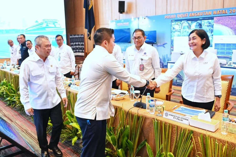 Transportation Minister Dudy Purwagandhi (L) accompanies Cabinet Secretary Teddy Indra Wijaya (centre) during a visit to the command post (Photo: Antara)