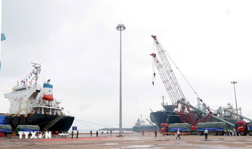 Vessels dock to load cargo at a port operated by the Laos–Vietnam International Port Joint Stock Company. (Illustrative photo: VNA)