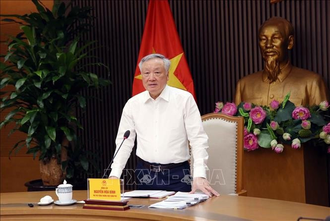 Standing Deputy Prime Minister Nguyen Hoa Binh speaks at the meeting. (Photo: VNA)