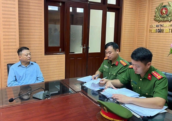 Nguyen Hoa Binh (also known as Shark Binh), Chairman of the Board of NextTech Group, at the police investigation agency. (Photo: Hanoi Department of Public Security)