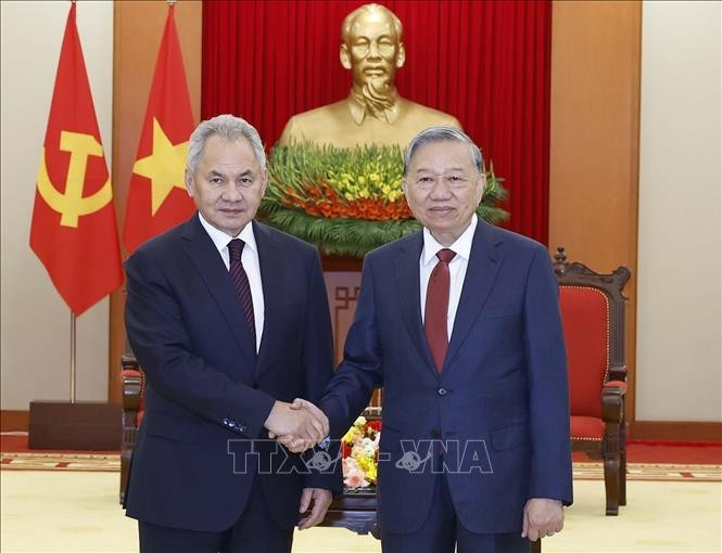 Party General Secretary To Lam (right) and Secretary of the Security Council of the Russian Federation Sergey Shoigu at their meeting in Hanoi on December 9 (Photo: VNA)