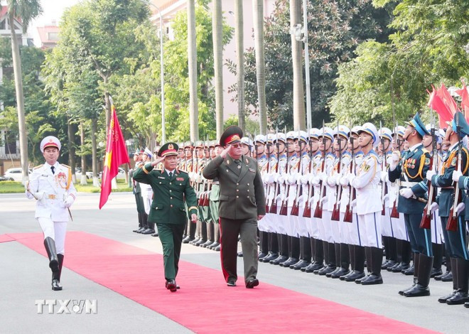 Gen. Nguyen Tan Cuong, Chief of the General Staff of the Vietnam People’s Army and Deputy Minister of National Defence (left) and Maj. Gen. Pavel Muraveiko review the Guard of Honour of the Vietnam People's Army. (Photo: VNA)