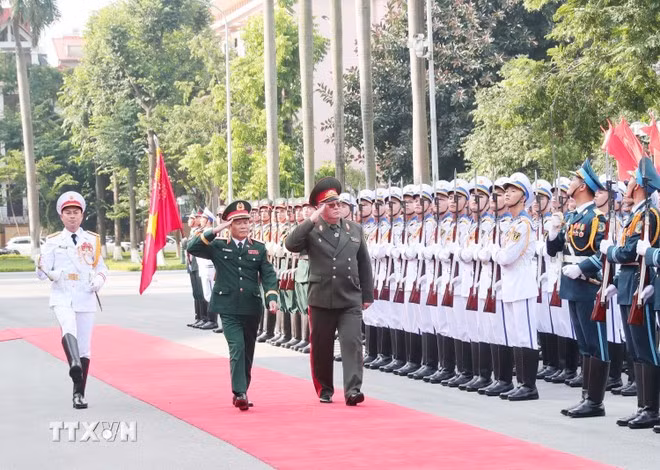 Gen. Nguyen Tan Cuong, Chief of the General Staff of the Vietnam People’s Army and Deputy Minister of National Defence (left) and Maj. Gen. Pavel Muraveiko review the Guard of Honour of the Vietnam People's Army. (Photo: VNA)