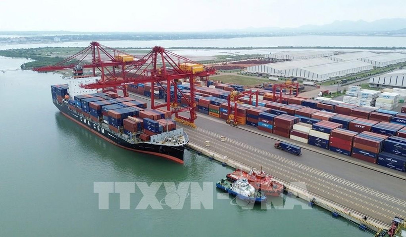 Container loading at Chu Lai port (Photo: VNA)
