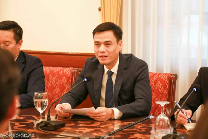 Deputy Foreign Minister Dang Hoang Giang speaks at the meeting with Ozeki Kenji, Director of Japan’s Matsushita Institute of Government and Management (MIGM) in Hanoi on November 24, 2025. (Photo: VNA)