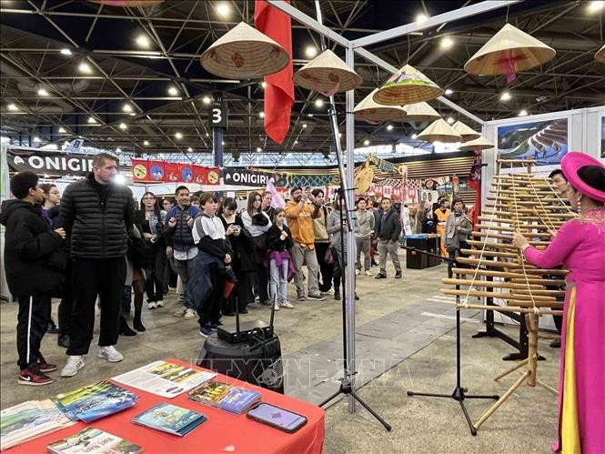 Visitors at the Vietnamese pavilion within the “Salon de l’Asie 2025”. (Photo: VNA)