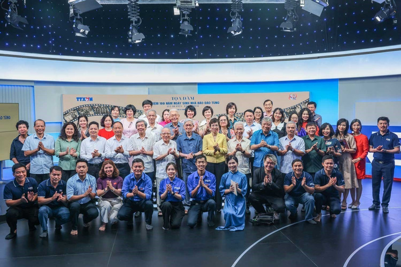 General Director of the Vietnam News Agency (VNA) Vu Viet Trang, family members of journalist Dao Tung, and delegates at the event. (Photo: VNA)