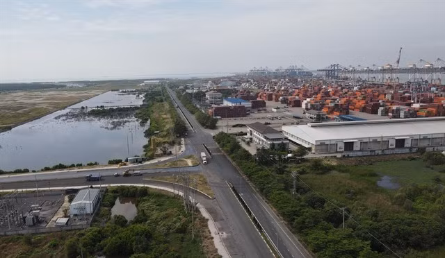 Four seaports and four inland waterway ports are currently in operation within the Cai Mep Ha free trade zone. (Photo: VNA)