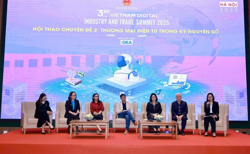 Speakers at the thematic session titled “E-commerce in the Digital Era”, held in Hanoi on December 3 as part of the Vietnam Digital Industrial and Trade Summit 2025. (Photo: VNA)