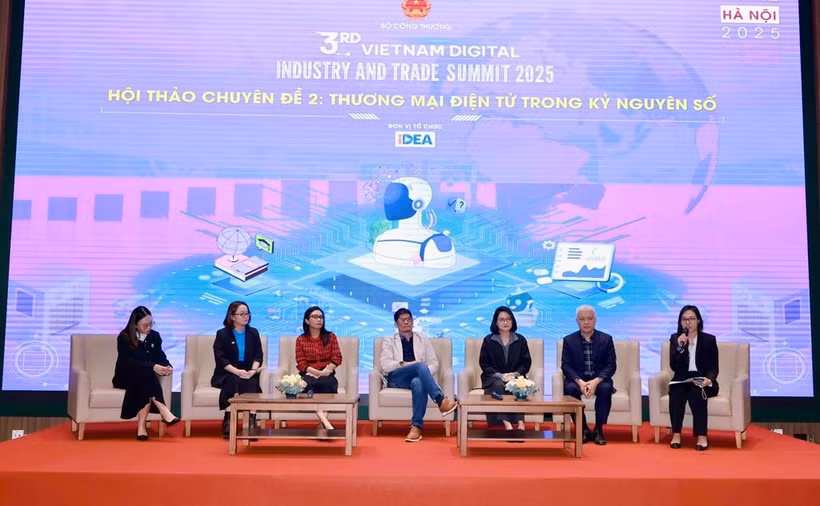 Speakers at the thematic session titled “E-commerce in the Digital Era”, held in Hanoi on December 3 as part of the Vietnam Digital Industrial and Trade Summit 2025. (Photo: VNA)