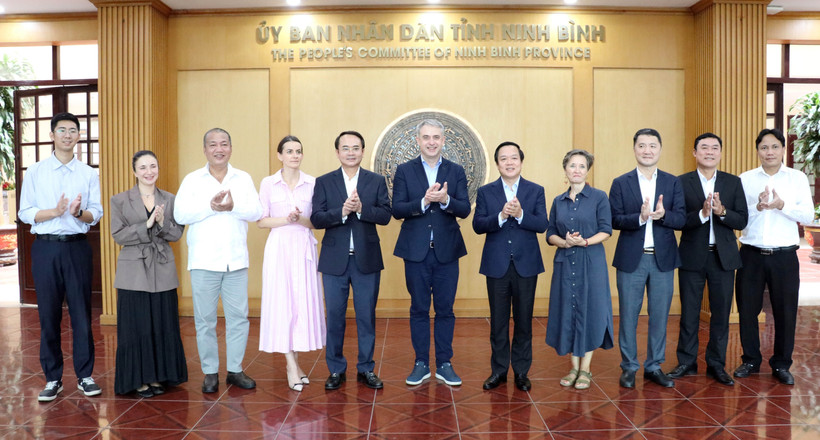 Participants at at the working session between Chairman of the People's Committee of Ninh Binh province Pham Quang Ngoc and Polish Deputy Prime Minister and Minister of Digital Affairs Krzysztof Gawkowski on October 26, 2025 (Photo: VNA)