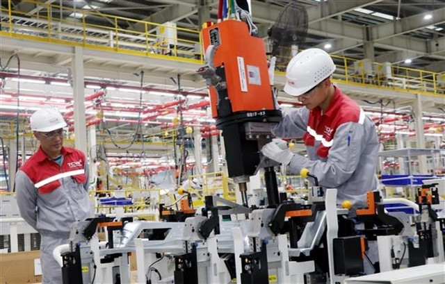 Workers assemble automotive components at Skoda's plant in Vietnam. (Photo: VNA)