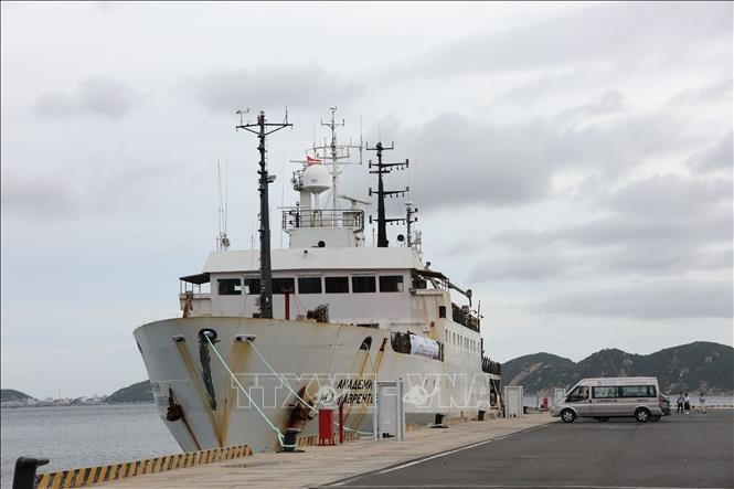 The Akademik Lavrentyev, one of Russia’s most advanced research vessels specialising in marine geology, geophysics, and oceanography, dockd at Cam Ranh Port in October 2025, carrying a joint team of 30 Russian and Vietnamese scientists. (Photo: VNA)
