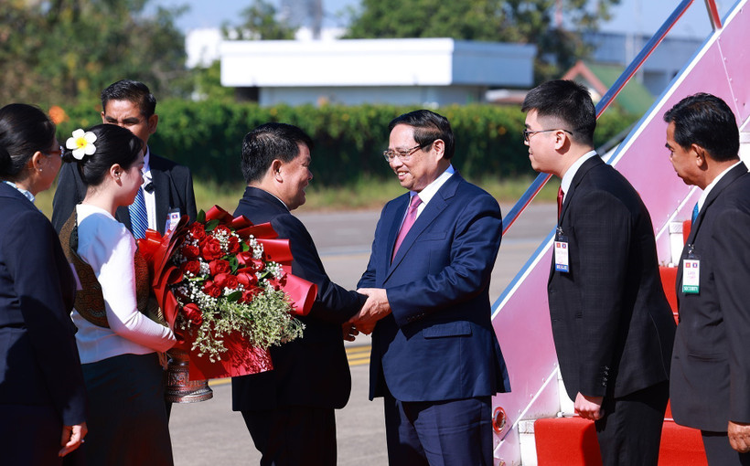 Prime Minister Pham Minh Chinh arrives in Vientiane on December 2 morning. (Photo: VNA)