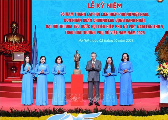 Party General Secretary To Lam presents President Ho Chi Minh statue to the VWU (Photo: VNA)