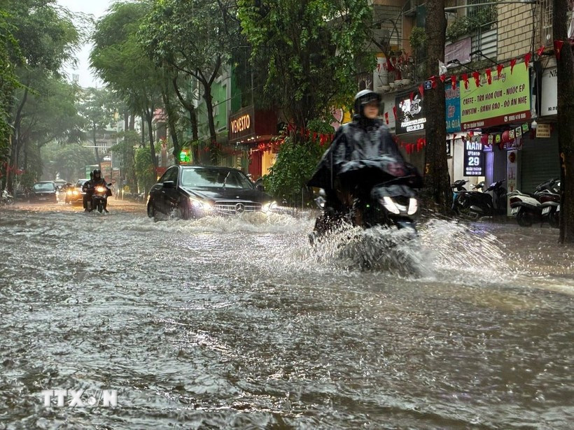 Hanoi is likely to see widespread precipitation ranging from 50-100 mm due to effects of Typhoon Matmo. (Photo: VNA)