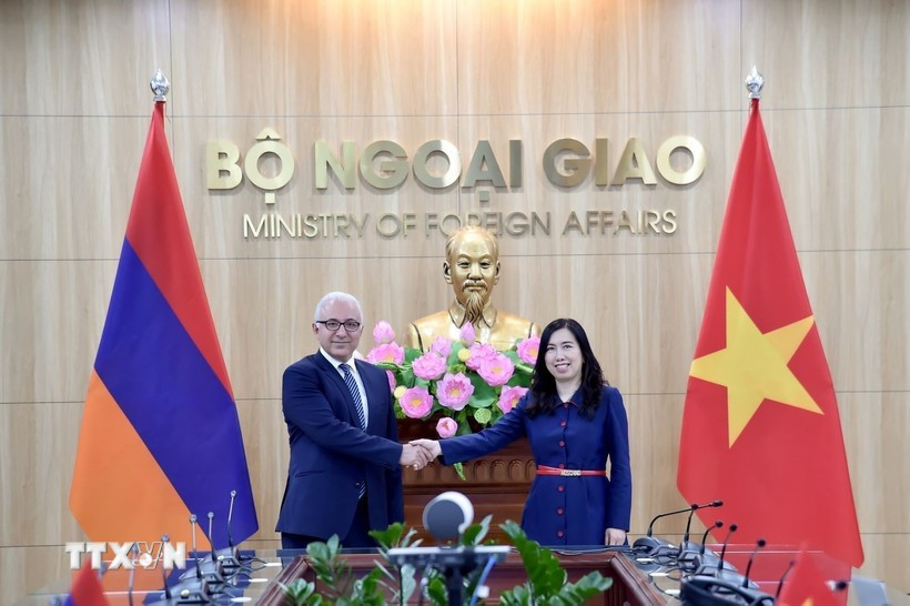 Deputy Minister of Foreign Affairs Le Thi Thu Hang (R) and her Armenian counterpart Mnatsakan Safaryan at the Vietnam – Armenia political consultation in Hanoi on October 27. (Photo: VNA)