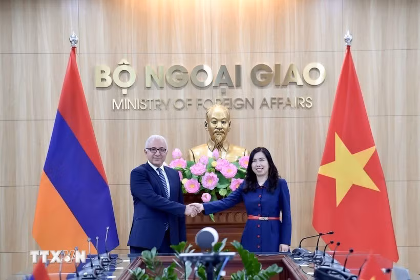 Deputy Minister of Foreign Affairs Le Thi Thu Hang (R) and her Armenian counterpart Mnatsakan Safaryan at the Vietnam – Armenia political consultation in Hanoi on October 27. (Photo: VNA)