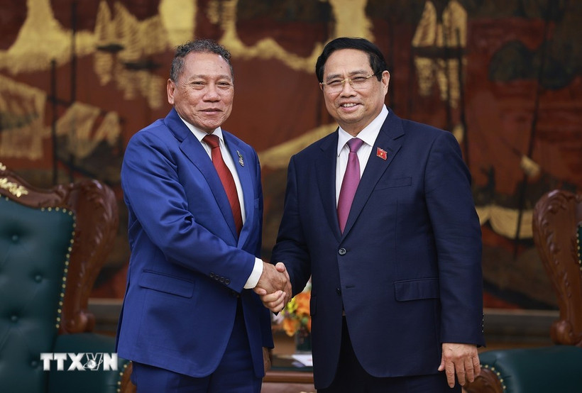 Prime Minister Pham Minh Chinh (R) welcomes Solomon Islands Minister of Foreign Affairs and External Trade Peter Shanel Agovaka in Hanoi on November 11 (Photo: VNA)