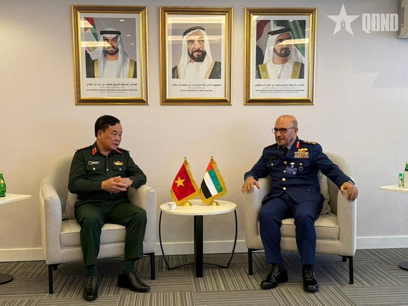 Deputy Minister of National Defence Senior Lieutenant General Hoang Xuan Chien meets with Undersecretary of the UAE Ministry of Defence Lieutenant General Ibrahim Nasser Al-Alawi. (Photo: qdnd.vn)