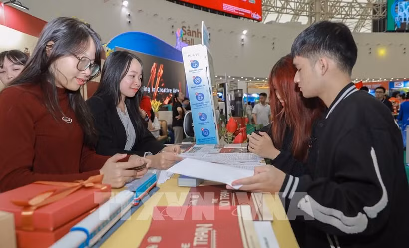 PYS Travel cooperates with Vietnam Railway Corporation to introduce high-end cross-Vietnam tours and other tours to visitors to the Autumn Fair 2025. (Photo: VNA)