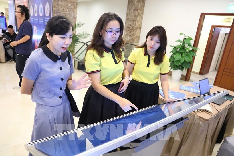 Delegates experience digital transformation at a national forum to support businesses in digital transformation and e-commerce development (Photo: VNA)