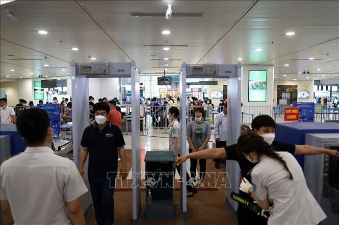Security check at Noi Bai International Airport in Hanoi (Photo: VNA)