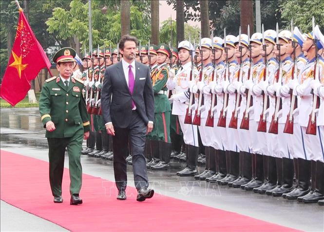 Minister of National Defence General Phan Van Giang (L) and Deputy Prime Minister and Minister of Defence of Slovakia Robert Kaliňák review the Guard of Honour of the Vietnam People's Army on November 18. (Photo: VNA)
