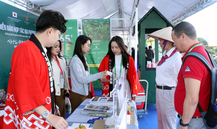 Visitors to a booth at the exhibition. (Photo: VNA)