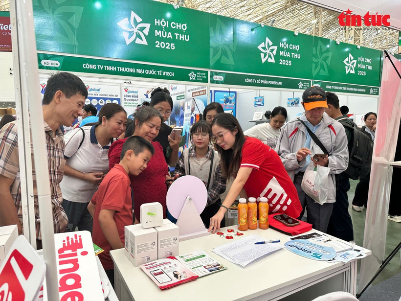 Visitors to the Autumn Fair 2025, which opened on October 25 and will last until November 4 (Photo: VNA)