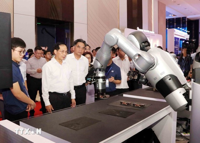 Deputy Prime Minister Bui Thanh Son inspects booths introducing high-tech products on the sidelines of the 2025 Autumn Economic Forum. (Photo: VNA)
