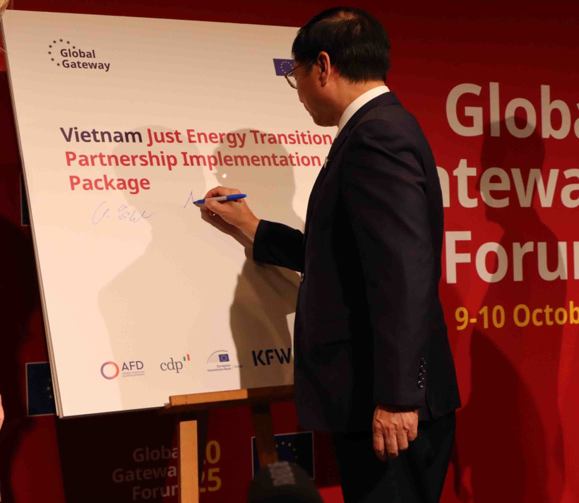 Deputy Prime Minister Bui Thanh Son at the ceremony to announce the EU's support package for Vietnam within the second Global Gateway Forum, held in Brussels, Belgium on October 9, 2025. (Photo: VNA)