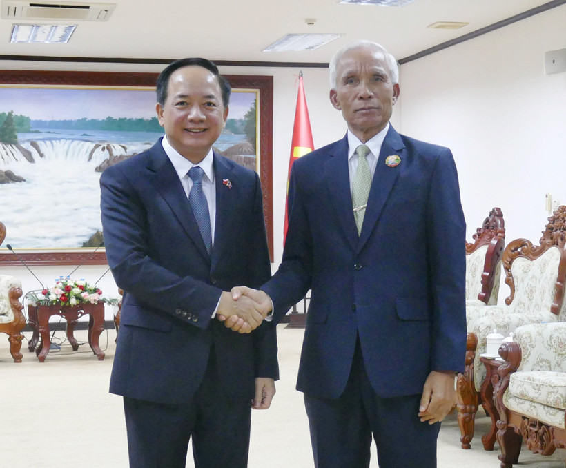 Secretary of the Communist Party of Vietnam (CPV) Central Committee and head of the committee's Commission for Information, Education, and Mass Mobilisation Trinh Van Quyet meets with Khamphan Pheuiyavong, Secretary of the Lao People's Revolutionary Party (LPRP) Central Committee and Chairman of the LPRP Central Committee’s Commission for Propaganda and Training in Vientiane on December 1, 2025. (Photo: VNA)