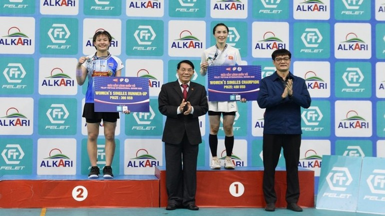 The gold and silver medals awarded to winners in the women's singles (Photo: Nhandan.vn)