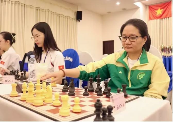 Grandmaster Hoang Thi Bao Tram (right) participates in the 6th ASEAN+ Individual Chess Championship in the Philippines. (Photo: sggp.org.vn)