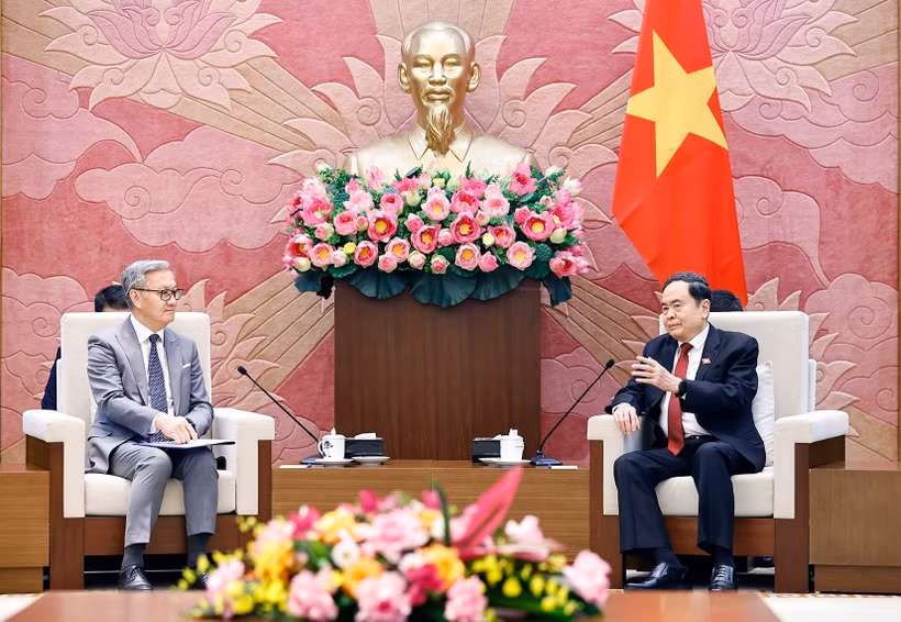 National Assembly Chairman Tran Thanh Man (R) and Lao Minister of Foreign Affairs Thongsavanh Phomvihane in Hanoi on December 18 (Photo: VNA)