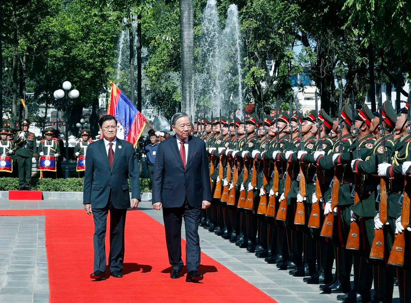 General Secretary of the Communist Party of Vietnam (CPV) Central Committee To Lam (right) and General Secretary of the Lao People’s Revolutionary Party (LPRP) and President of Laos Thongloun Sisoulith inspect the guard of honour at the welcome ceremony on December 1. (Photo: VNA)
