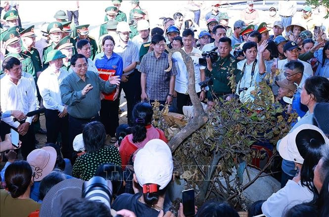 PM Pham Minh Chinh visits and offers encouragement to residents in De Gi commune, GIa Lai province, on November 13, 2025 (Photo: VNA)
