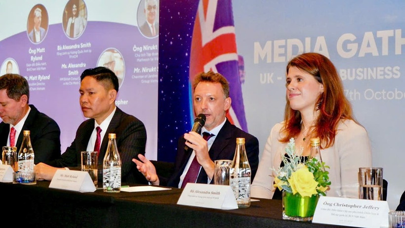 Matt Ryland, Executive Director of the British Chamber of Commerce Vietnam, speaks at the press conference in Hanoi on October 7, 2025. (Photo: VNA)