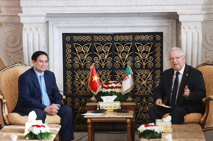 Prime Minister Pham Minh Chinh (L) meets with President of the Algerian Council of the Nation (Algerian Senate) Azzouz Nasri in Algiers on November 20, 2025. (Photo: VNA)