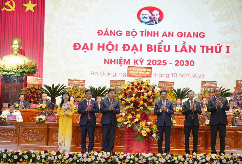 General Phan Van Giang, Politburo member, Deputy Secretary of the Central Military Commission, and Minister of National Defence, presents a flower basket on behalf of the Communist Party of Vietnam Central Committee to congratulate the congress. (Photo: VNA) 