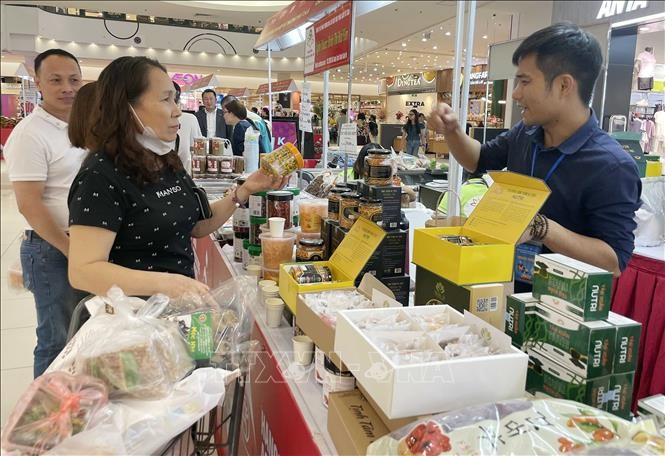 Consumers learn about Hanoi's OCOP products. (Photo: VNA)