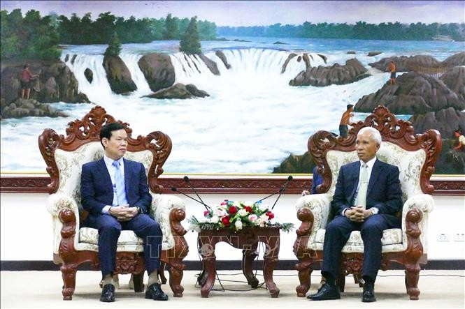 Khamphanh Pheuyavong (right), Secretary of the LPRP Central Committee and Chairman of the LPRP Central Committee’s Commission for Propaganda and Training, and Vice Chairman of the Communist Party of Vietnam Central Committee’s Commission for Information, Education, and Mass Mobilisation Trieu Tai Vinh. (Photo: VNA)