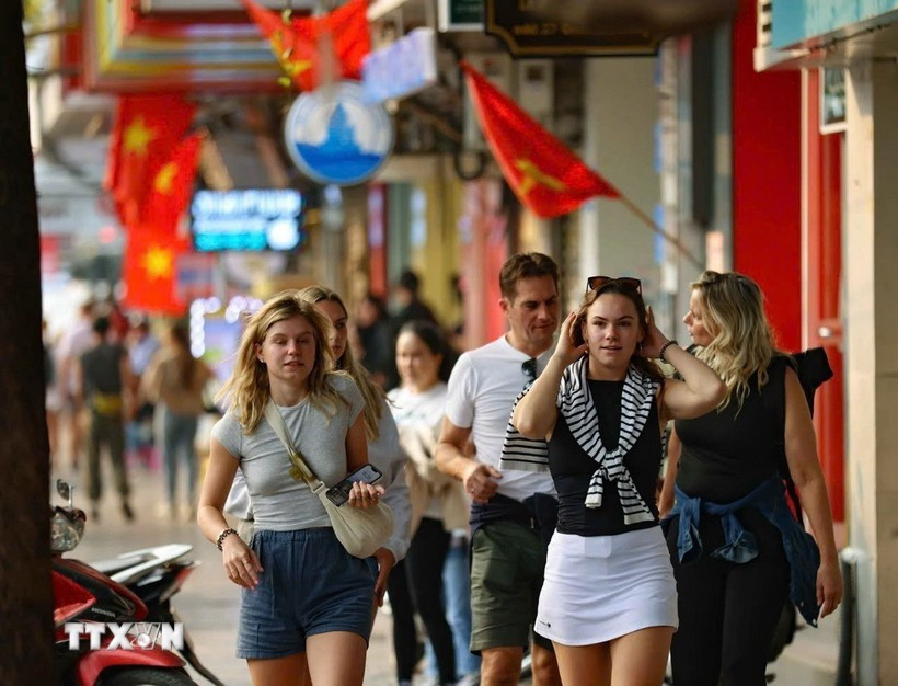 Foreign tourists stroll around Hanoi's Old Quarter. (Photo: VNA)