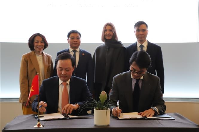 Representatives from the Ministry of Finance and JP Morgan sign an MoU on cooperation between the two sides (Photo: VNA)