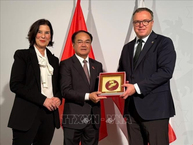 Deputy Minister of Home Affairs Vu Chien Thang (centre) presents a souvenir to Thuringia Premier Mario Voigt. (Photo: VNA)