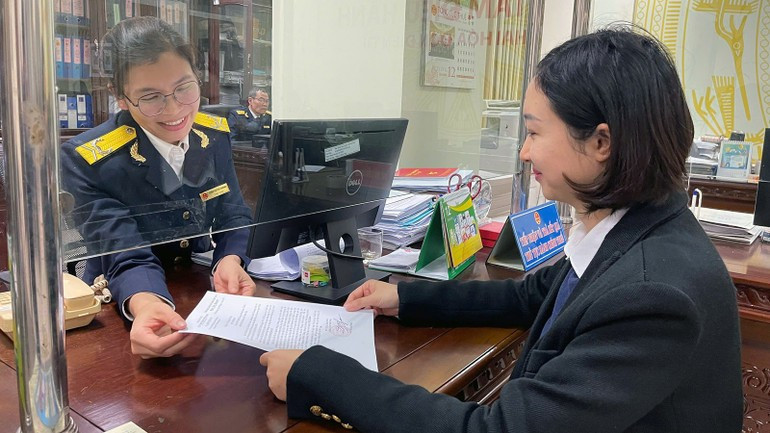 Tuyen Quang province's tax officer assist people in carrying out tax payment procedures. 